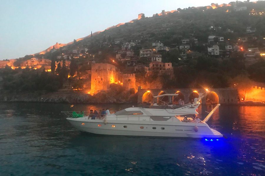 Alanya Yacht Rental 20m Ferretti 620